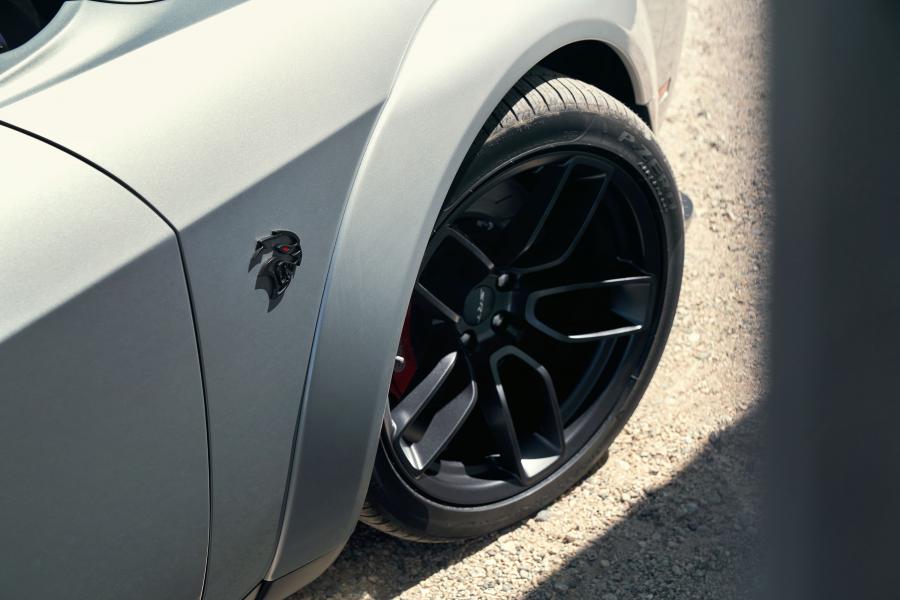 Детали экстерьера Dodge Challenger SRT Hellcat Redeye Widebody (LC) 2018 года  (фото 3 из 48)